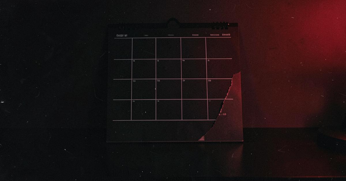 Calendar lunar gol pe un birou întunecat, cu lumină roșie