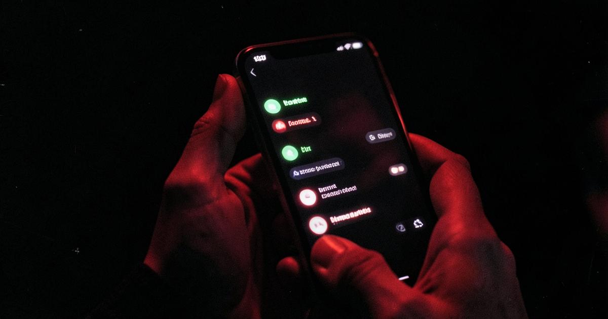 Mâini care țin un telefon cu notificări de comentarii