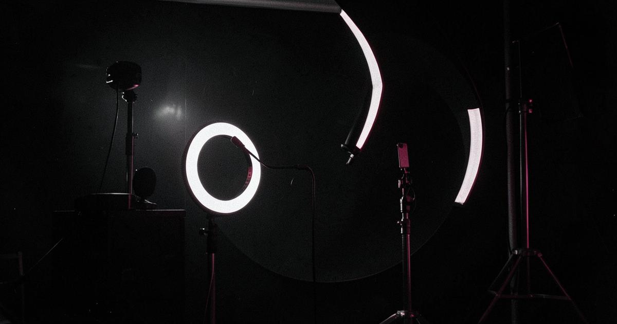 Setup de filmare cu ring light și telefon pe trepied